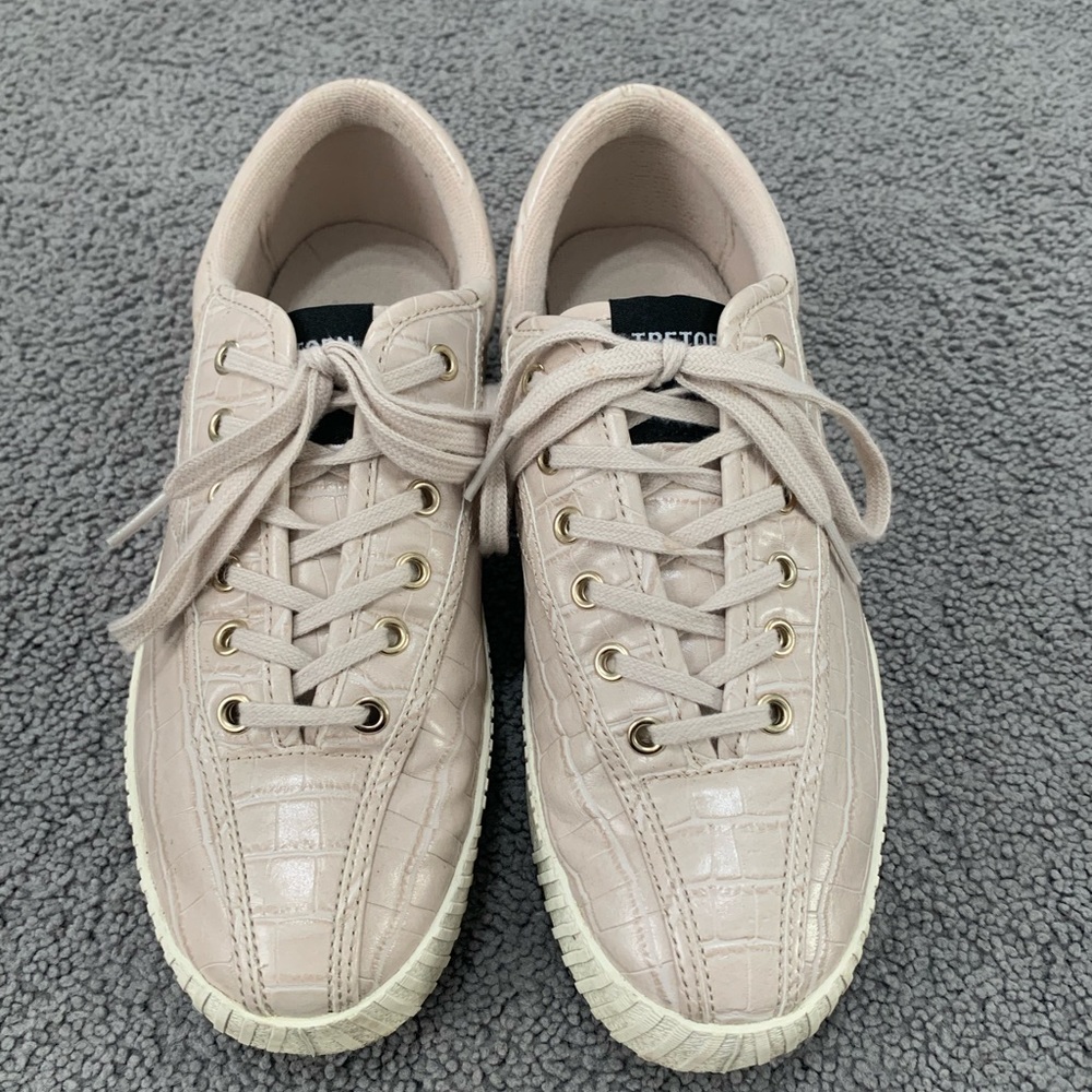 Tretorn natural leather like sneakers. Lightly worn!